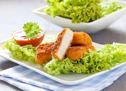 Nuggets de pollo con ensalada