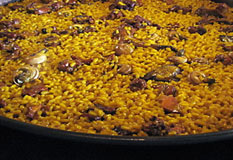 Paellera de arroz con conejo y caracolesPaellera de arroz con conejo y caracoleses