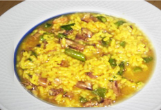 Plato de arroz meloso con sepia y habasPlato de arroz meloso con sepia y habases