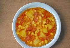 Cazuela de patatas con garbanzosCazuela de patatas con garbanzoses