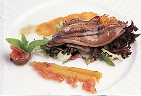 Ensalada de anchoas en salazón con frutos secos y huevas de truchaFoto de Ensalada de anchoas en salazón con frutos secos y huevas de truchaes