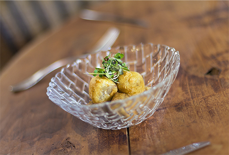 Buñuelos de ternera con mahonesa de hierbas