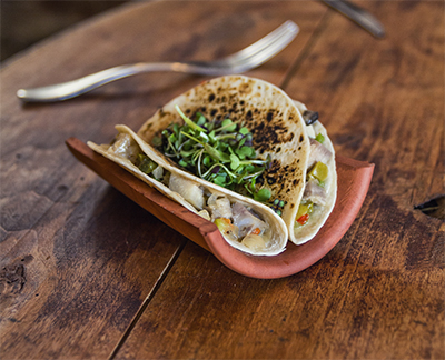 Taco de morro de cerdo con encurtidos y anchoa