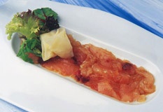 carpaccio-de-bonito-con-crujientes-de-yuca-relleno-de-marisco