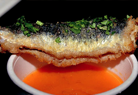 filetitos-empanados-de-boquerones-rellenos-con-piscinita-de-salmorejo