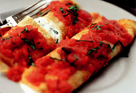 crepes-rellenos-de-jurel-con-crema-de-tomate